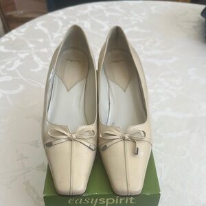 Easy Spirit Women's Cream Pumps
